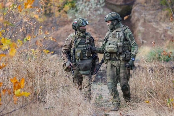 Frankreich erlaubt sechs russischen Desertören, im Land zu bleiben - The Guardian