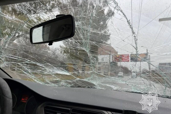 Автомобиль полиции под обстрелом в Словянске