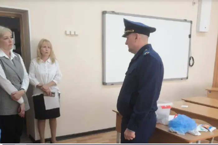 In Tscheljabinsk griff ein Schüler mit einem Hammer seine Mitschüler an, ein Kind in kritischem Zustand (Video)