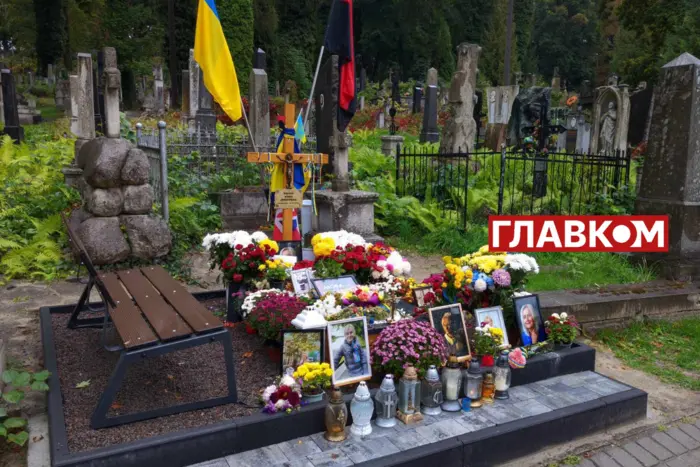 Farion's grave adorned with flowers, from the tour