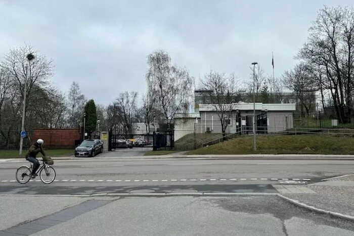 Eine Drohne hat Farbe auf das Gebäude der russischen Botschaft in Schweden geworfen