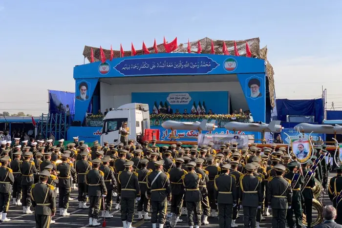 Iran präsentiert neue Raketen und ‚Märtyrer‘ bei Militärparade (Foto, Video)