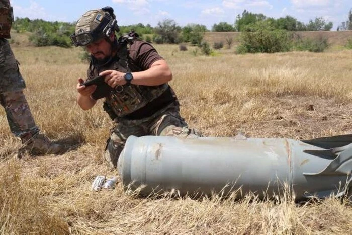 In Sumy entschärften Rettungskräfte eine nicht explodierte Fliegerbombe