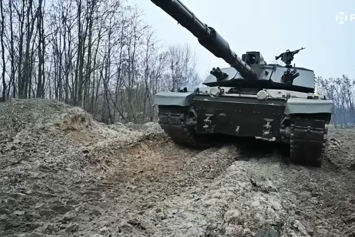 Fallschirmjäger zeigen, wie sie in einem zweistöckigen Panzer mit einem Wasserkocher, einem Multikocher und einer Toilette kämpfen