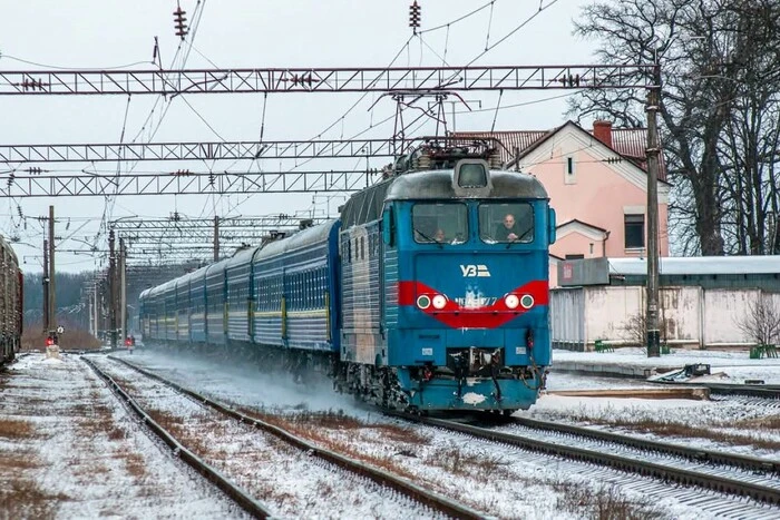 Поезд Укрзалізниці с добавленными новыми вагонами