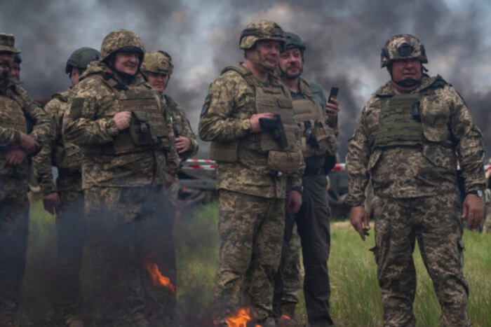 Ukrainische Soldaten im Donbass wenden die Rückzugstaktik an