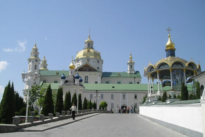 Доски Почаевской лавры на фоне здания совета