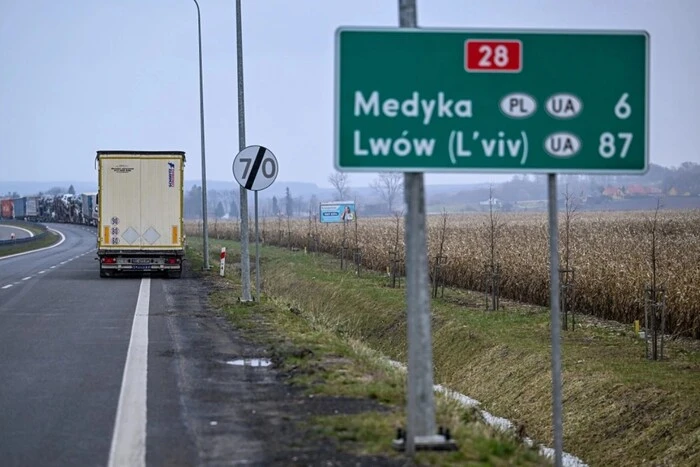 Polish farmer blocks the border