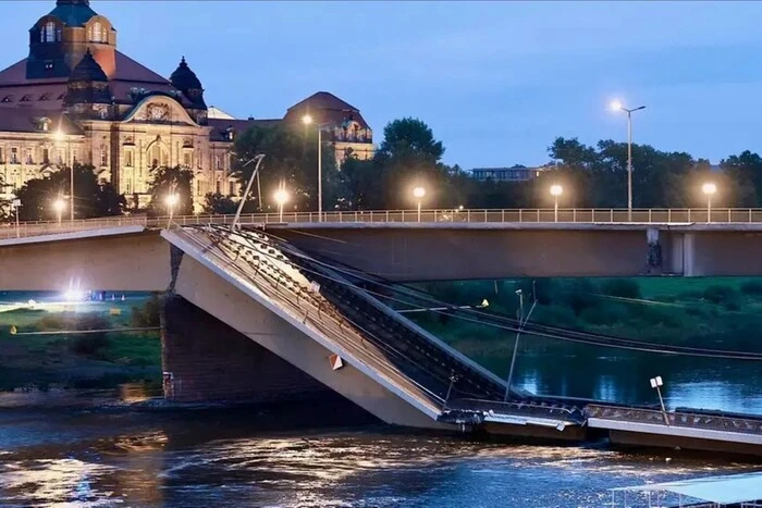 Collapse of the bridge over the Elbe in Dresden