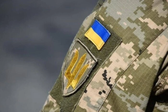 Украинские военнослужащие получают пакет раненого