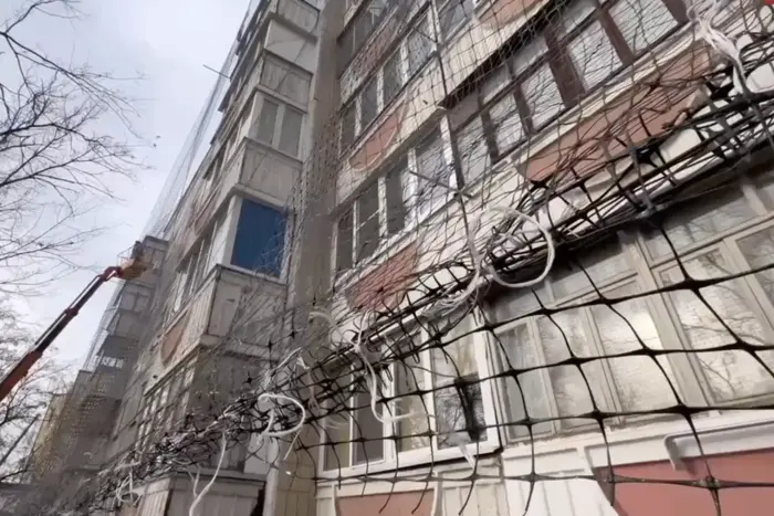 Anti-drone net on a building