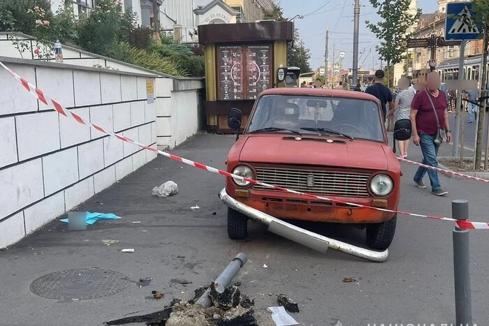 Авто без водія збило пенсіонерку