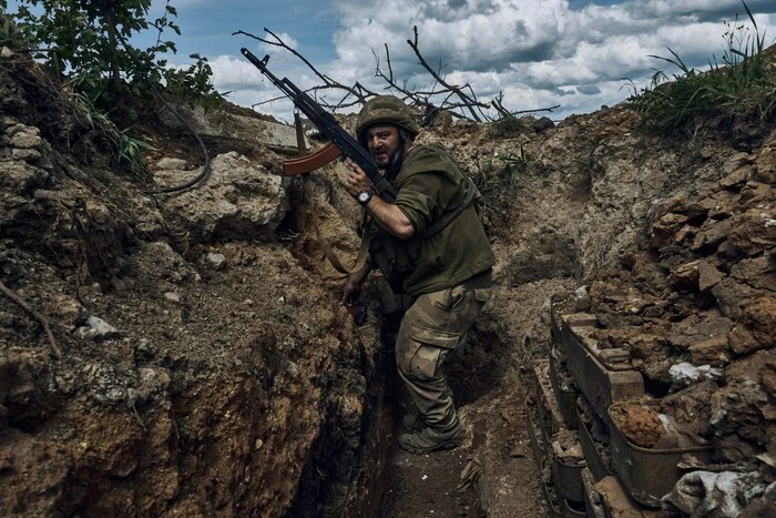 Грузовик в густом лесу