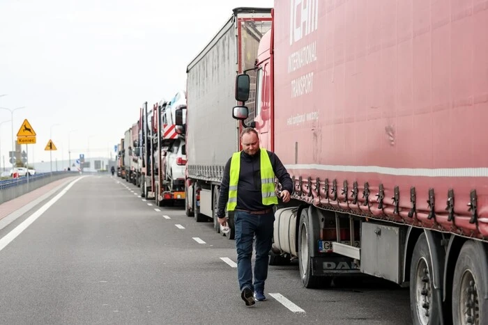 Traffic halted at the Polish border