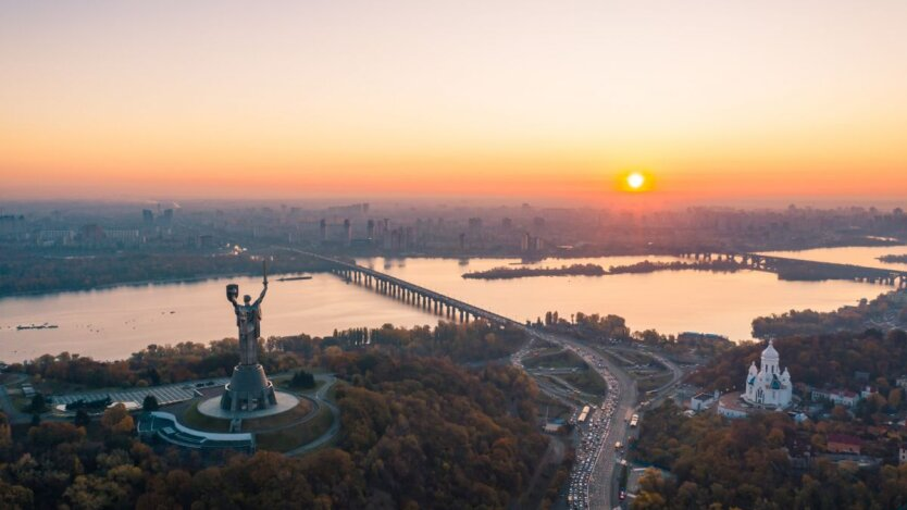 Палаючі будівлі через падіння дронів