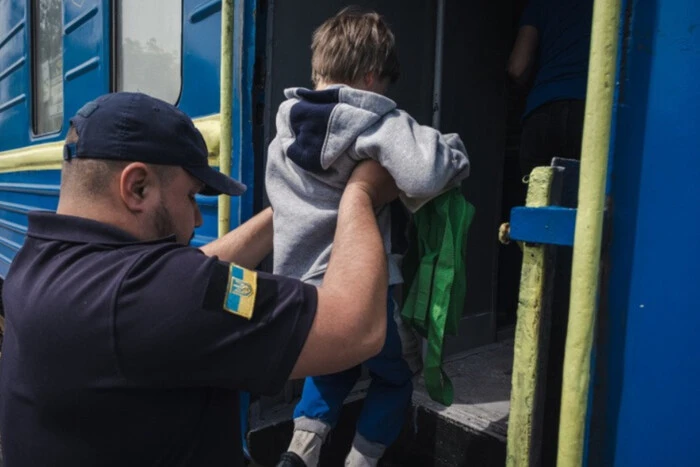 Evacuation of children with parents in Donetsk region