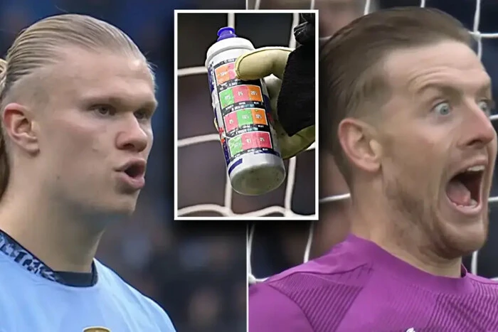 Everton's goalkeeper with a water bottle