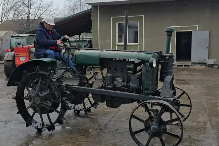 In Winnyzja wurde ein Retro-Traktor restauriert, der jahrzehntelang auf einem Sockel stand (Foto)