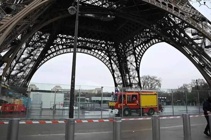 In den Eiffelturm brach ein Feuer aus: Über tausend Menschen evakuiert