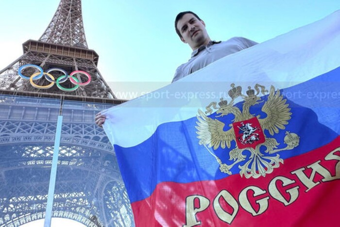 Russian journalist raised Russian flag on the Eiffel Tower