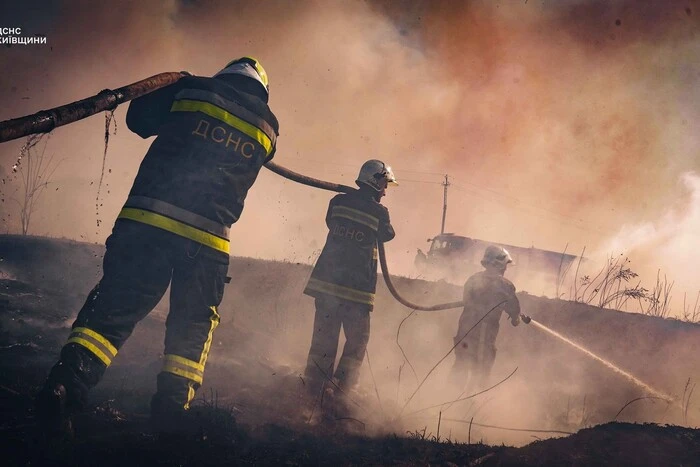 In der Region Kiew retteten Rettungskräfte ein ganzes Dorf vor einem Brand (Foto)