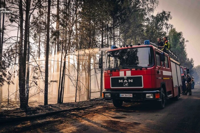 Na terenie obwodu kijowskiego około 400 strażaków walczy z pożarem na otwartej przestrzeni (zdjęcia)