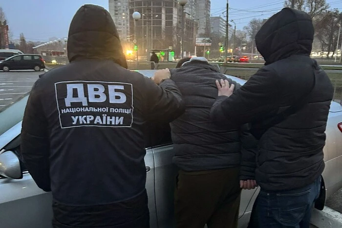 Die Polizei entdeckte einen Händler, der Männern half, das Land im Rahmen einer Sportdelegation zu verlassen