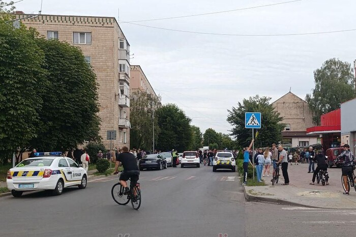 In Kovel versammelten sich Demonstranten vor dem Wehrbezirk. TSK behauptete, dass russische Geheimdienste daran beteiligt waren