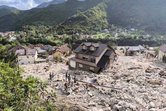 Floods and destruction in Bosnia and Herzegovina from flooding and earthquake: casualties