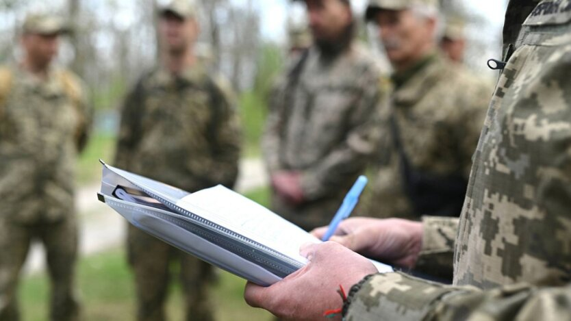 Пенсионеры на собрании в ТЦК