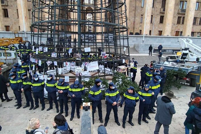 Władze Gruzji próbowały zatrzymać protesty choinką, protestujący nie dali się zbić z tropu i 