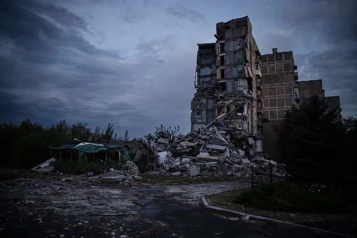 Ukrainian soldiers guarding the entrance to Toretsk