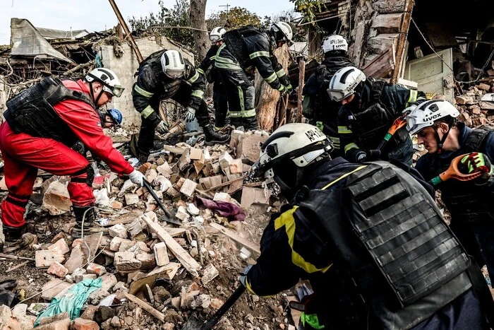 Rescuers' nocturnal storms