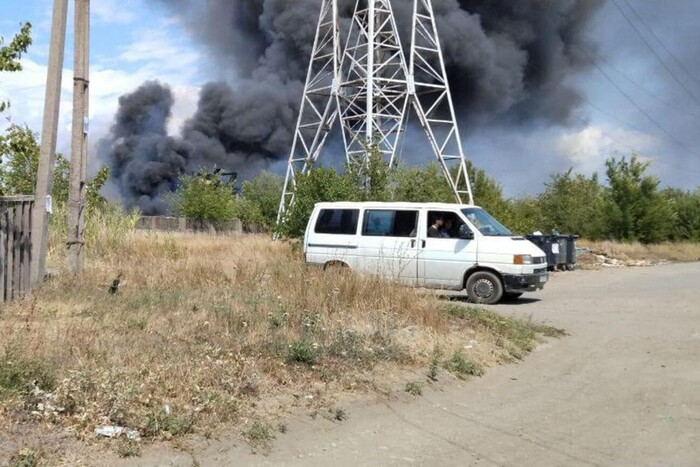 In der besetzten Stadt Mariupol ist ein großer Brand in der Nähe der russischen Militärbasis ausgebrochen (Video)