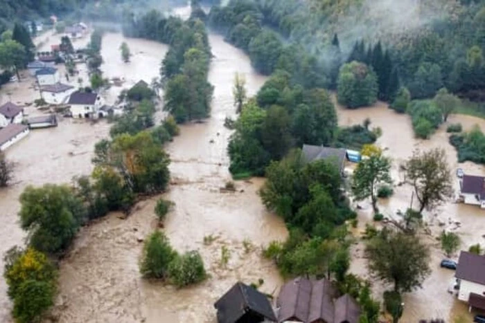 Liczba ofiar powodzi w Bośni wzrosła do 19 osób