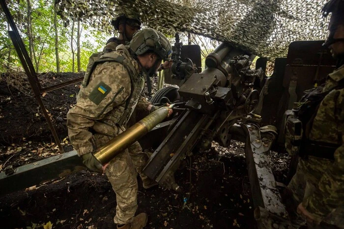 Втомлені військові після операції