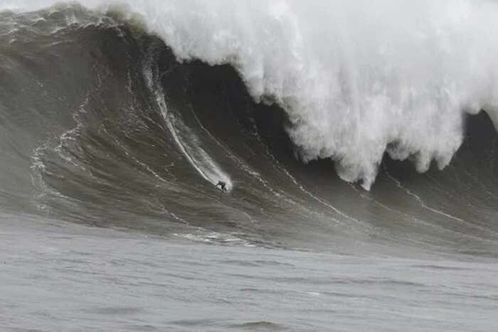 Der Surfer aus den USA bezwang eine gigantische 32-Meter-Welle