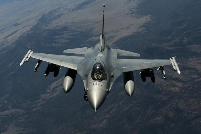 Первые истребители F-16 для Украины