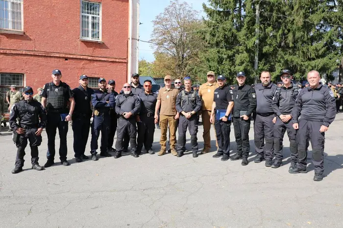 Eine Gruppe israelischer Polizisten ist in Uman angekommen