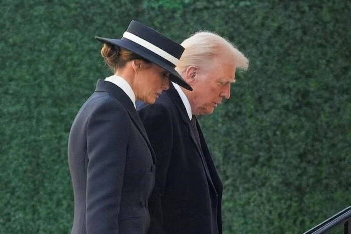 Das erste Inaugurationsoutfit von Melania Trump beeindruckte durch seine Strenge (Foto)