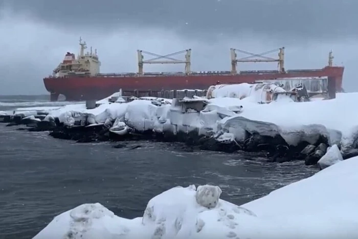 Chinesisches Schiff mit Dieselbezogenem und Heizöl hatte einen Unfall bei Sachalin (Video)