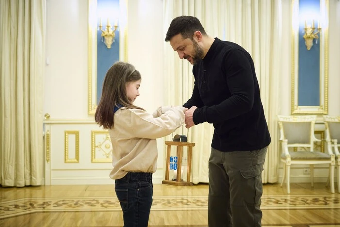 Harcerze przekazali Zelenskiemu Betlejemski ogień pokoju