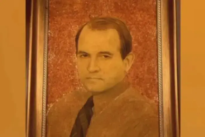 The owner of the amber portrait of Medvedchuk comments