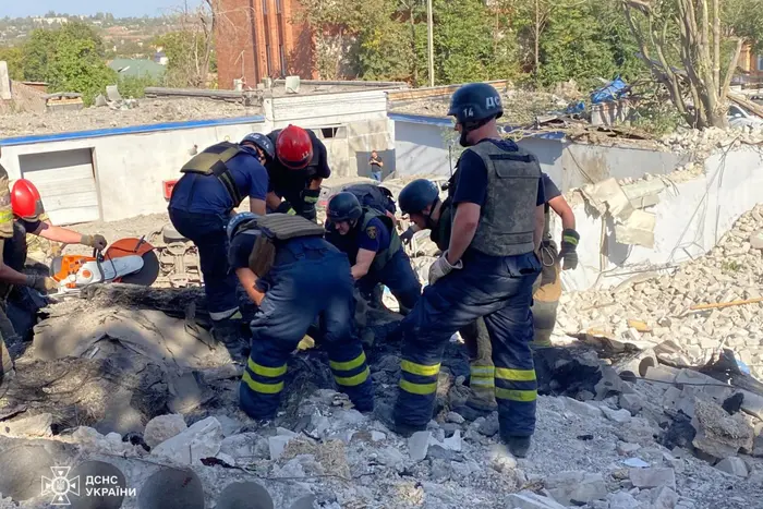 Raketenangriff auf Krementschuk am 27. September: Rettungskräfte setzen Bergungsarbeiten fort