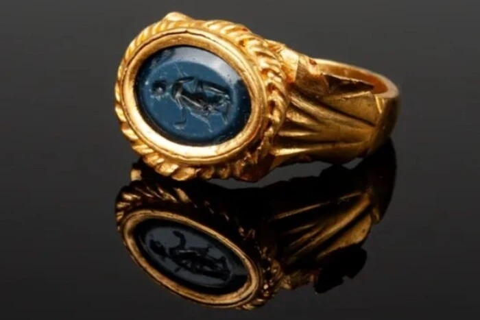 Der goldene Ring, der ein 1800 Jahre altes Geheimnis verbarg, in Frankreich gefunden