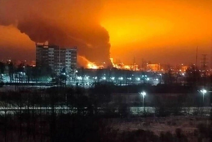 A large fire in the Leningrad region, explosions