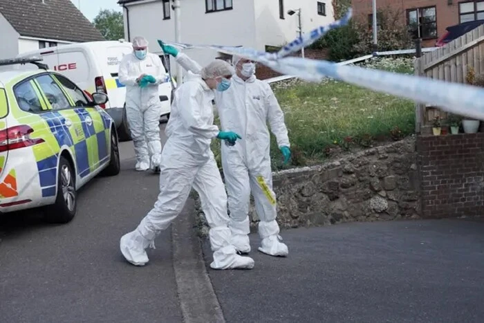 Frau tötet Eltern und versteckt ihre Leichen vier Jahre lang zu Hause