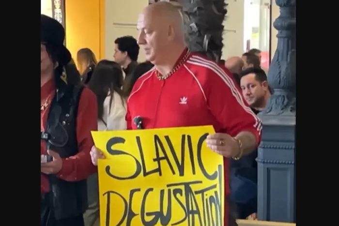 Potap erschien im Zentrum von Valencia mit einem Plakat und einer karierten Tasche (Video)