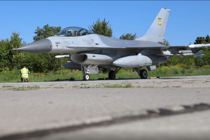 Zelenskiy in front of F-16 at airshow