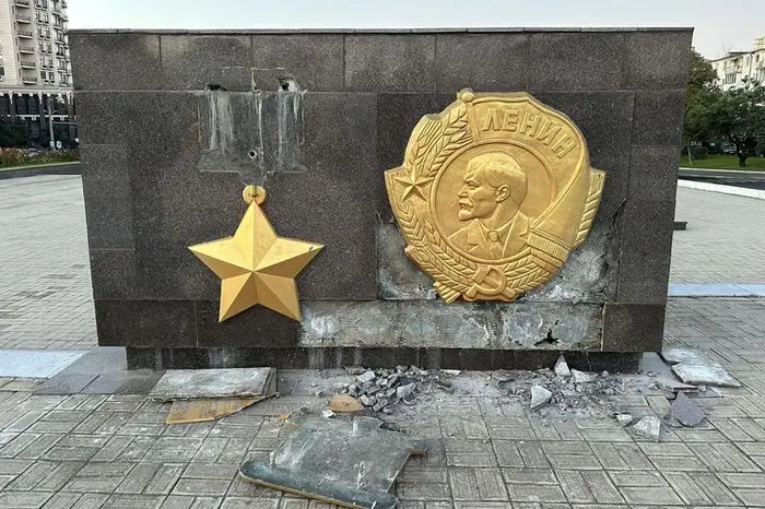 In Odessa versuchten Aktivisten, den Lenindenkmal abzubauen, aber die Polizei hinderte sie daran